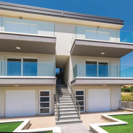 Three-bedroom In * Τρογκίρ